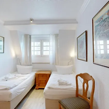 Apartment Direkt Am Mit Meerblick Und Balkon,villa Glueckspilz, Binz