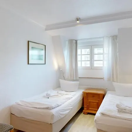 Direkt Am Mit Meerblick Und Balkon,villa Glueckspilz, * Binz