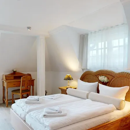 Direkt Am Mit Meerblick Und Balkon,villa Glueckspilz, Appartement Binz